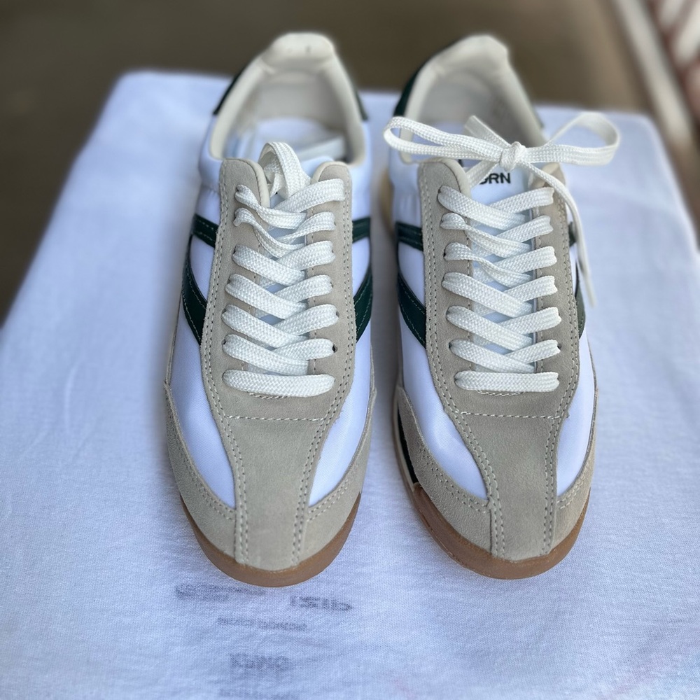 Woman sneaker (Tretorn). Leather upper, memory foam, footbed, durable out soul.
